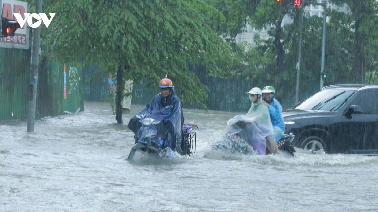 Mưa dông gia tăng ở Bắc Bộ, cảnh báo nguy cơ lốc, sét và sạt lở đất