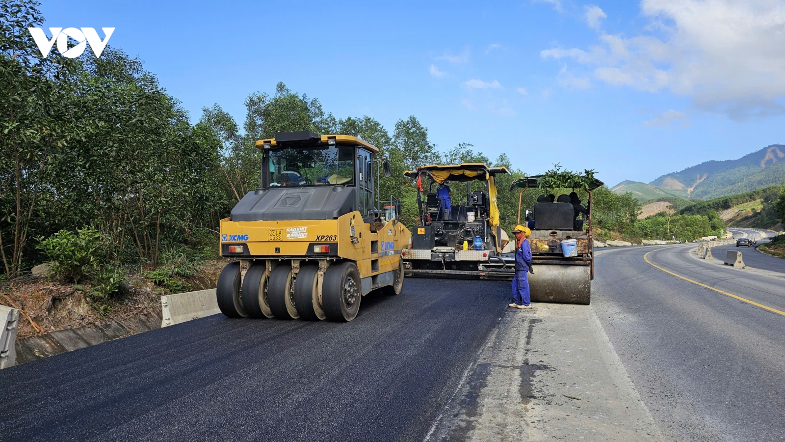 Dầu tăng giá, nhà thầu khắc phục khó khăn bám tiến độ cao tốc La Sơn - Hòa Liên