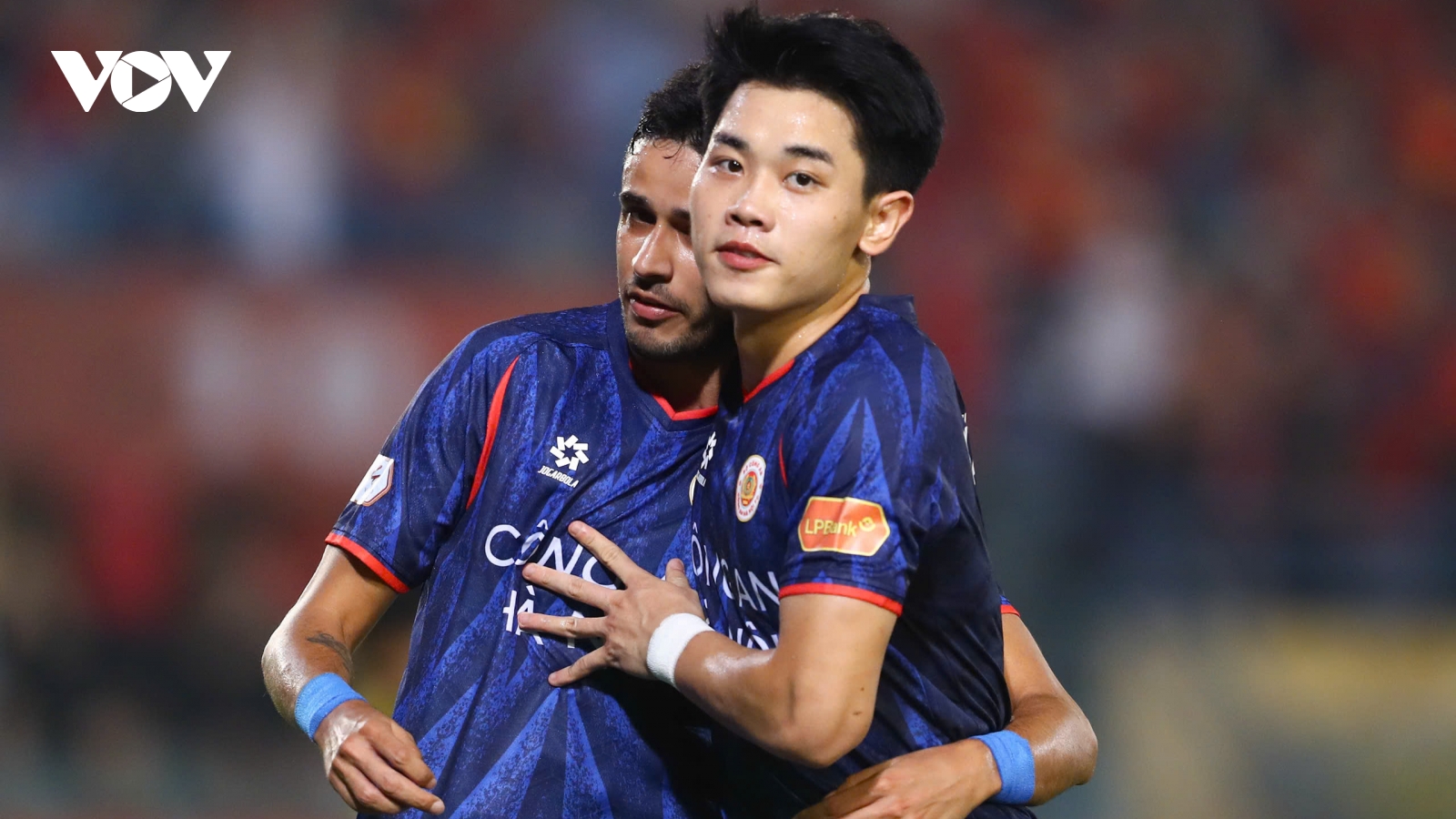 Hà Nội FC vấp ngã, CAHN tiến gần hơn đến ngôi vô địch V-League