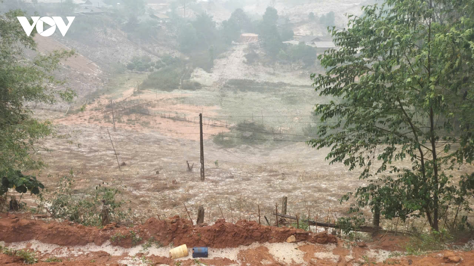 Mưa đá rơi trắng xóa tại xã Phiêng Cằm, Sơn La