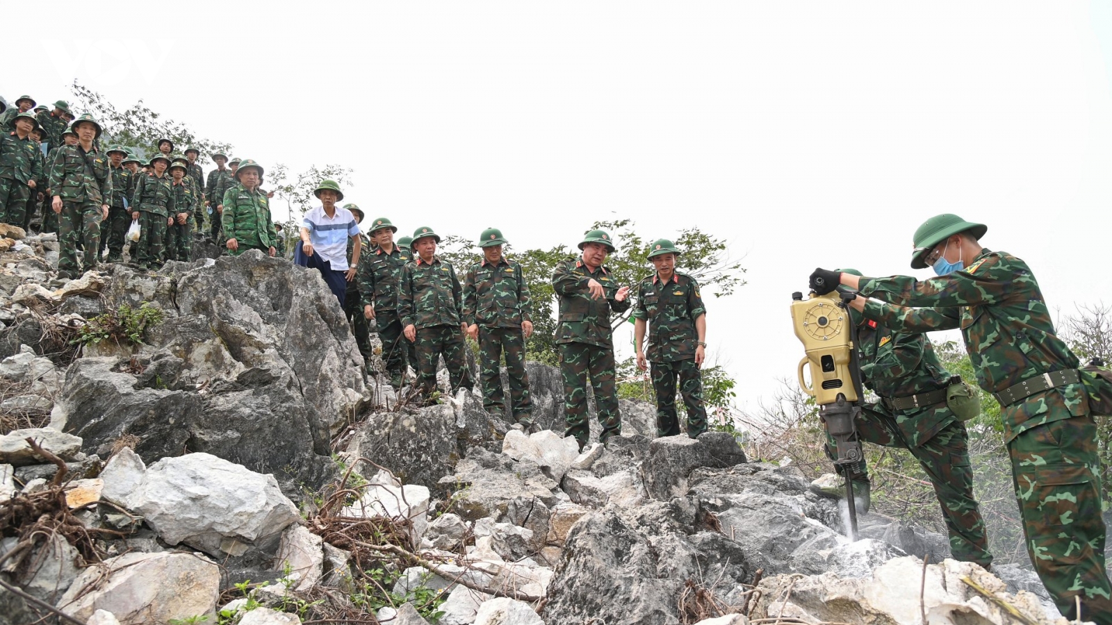 Quân khu 2 tăng cường quân số cho các đội tìm kiếm, quy tập hài cốt liệt sĩ
