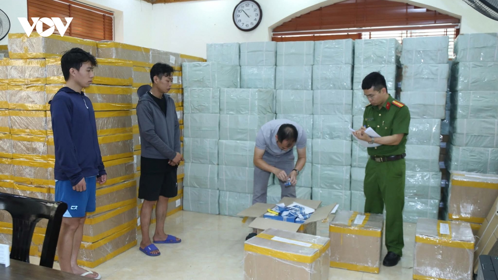 Bắc Ninh khởi tố 2 người tàng trữ hơn 170.000 bao thuốc lá nhập lậu
