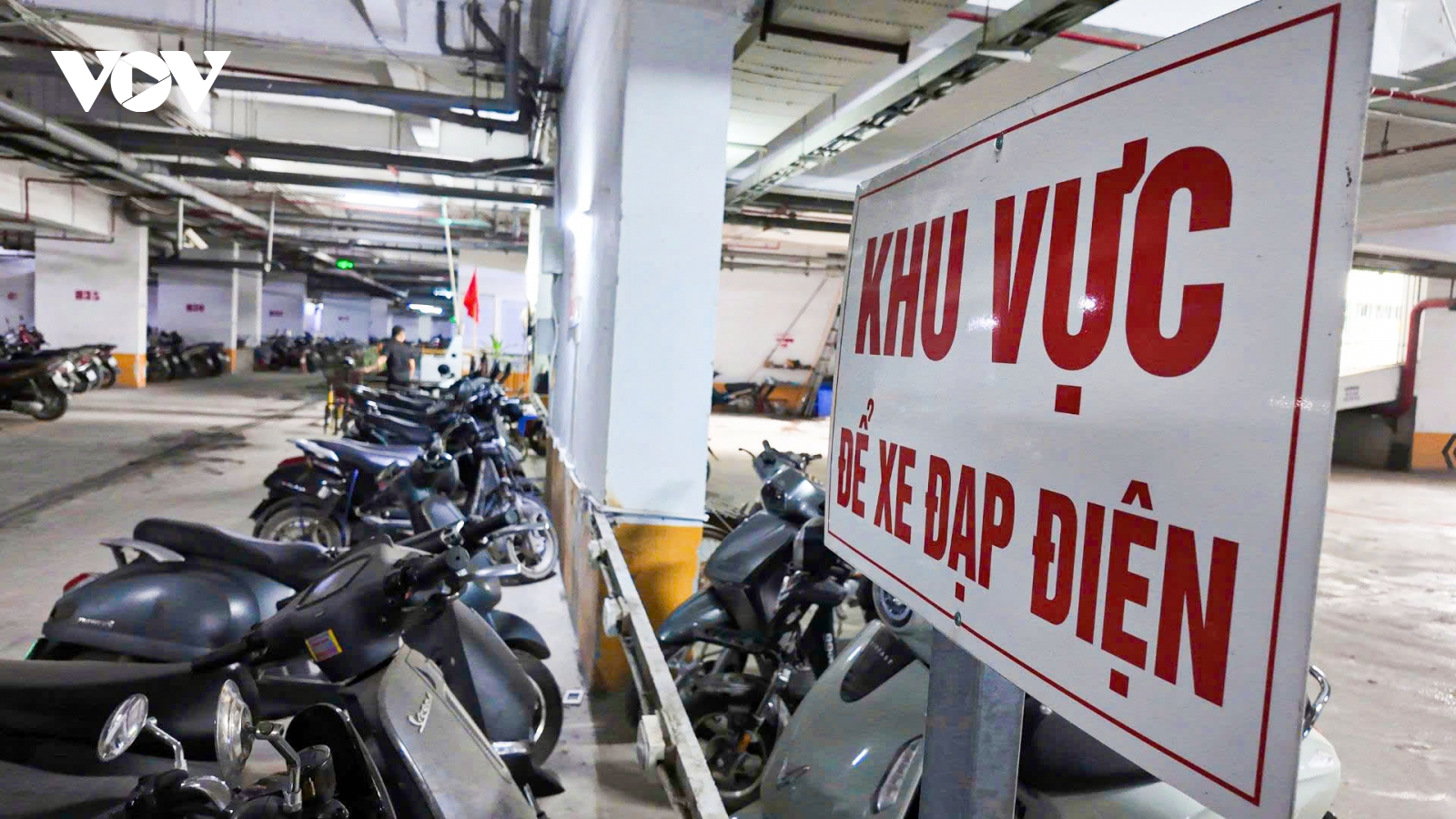 Nhiều chung cư ở Hà Nội vẫn lúng túng bố trí chỗ sạc xe điện an toàn