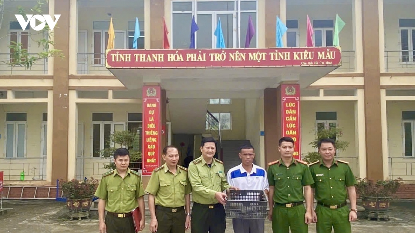 Người dân tự giác giao nộp cá thể tê tê quý hiếm ở Thanh Hóa