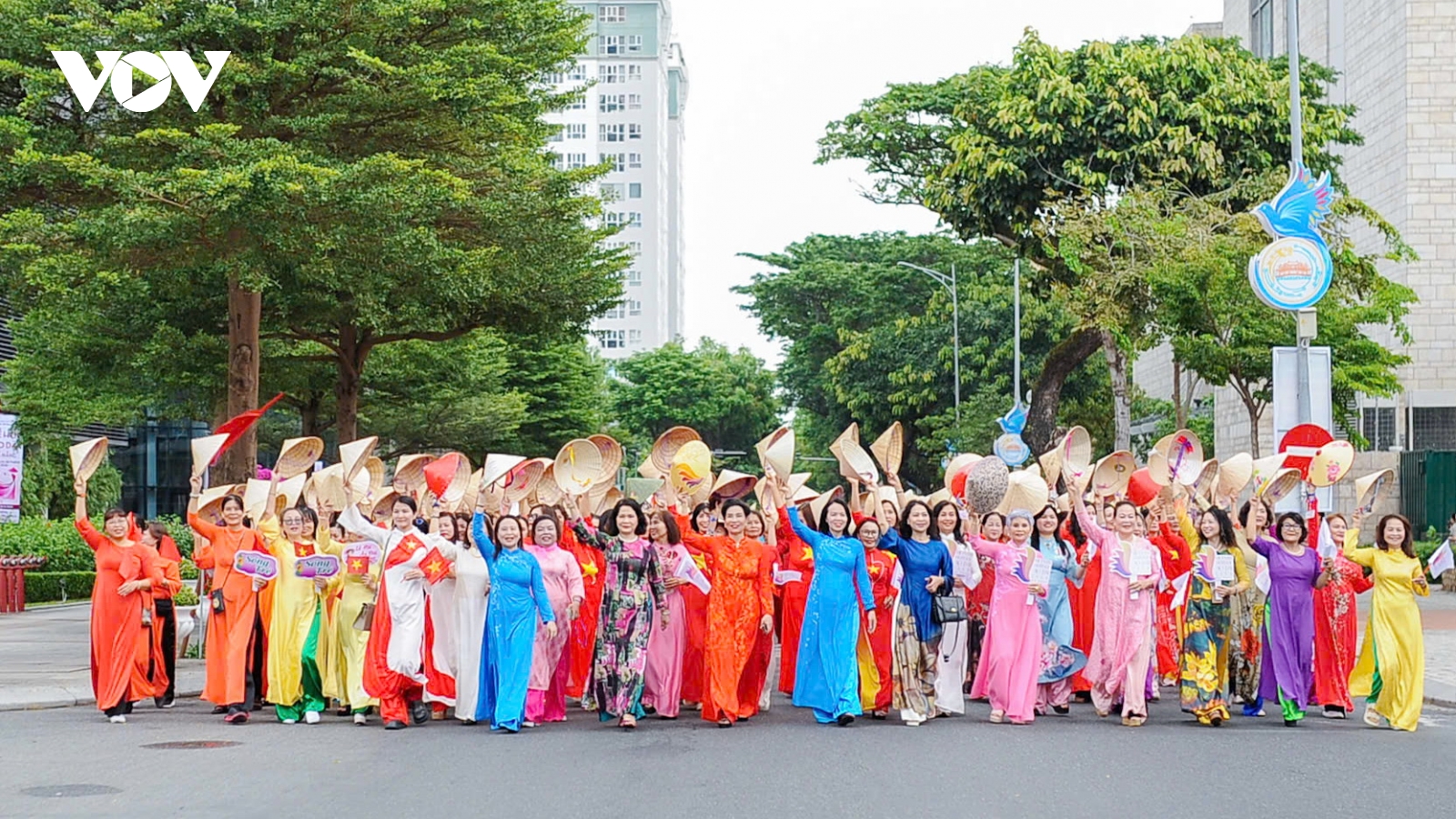 Hơn 1.000 phụ nữ diễu hành áo dài bên sông Hàn