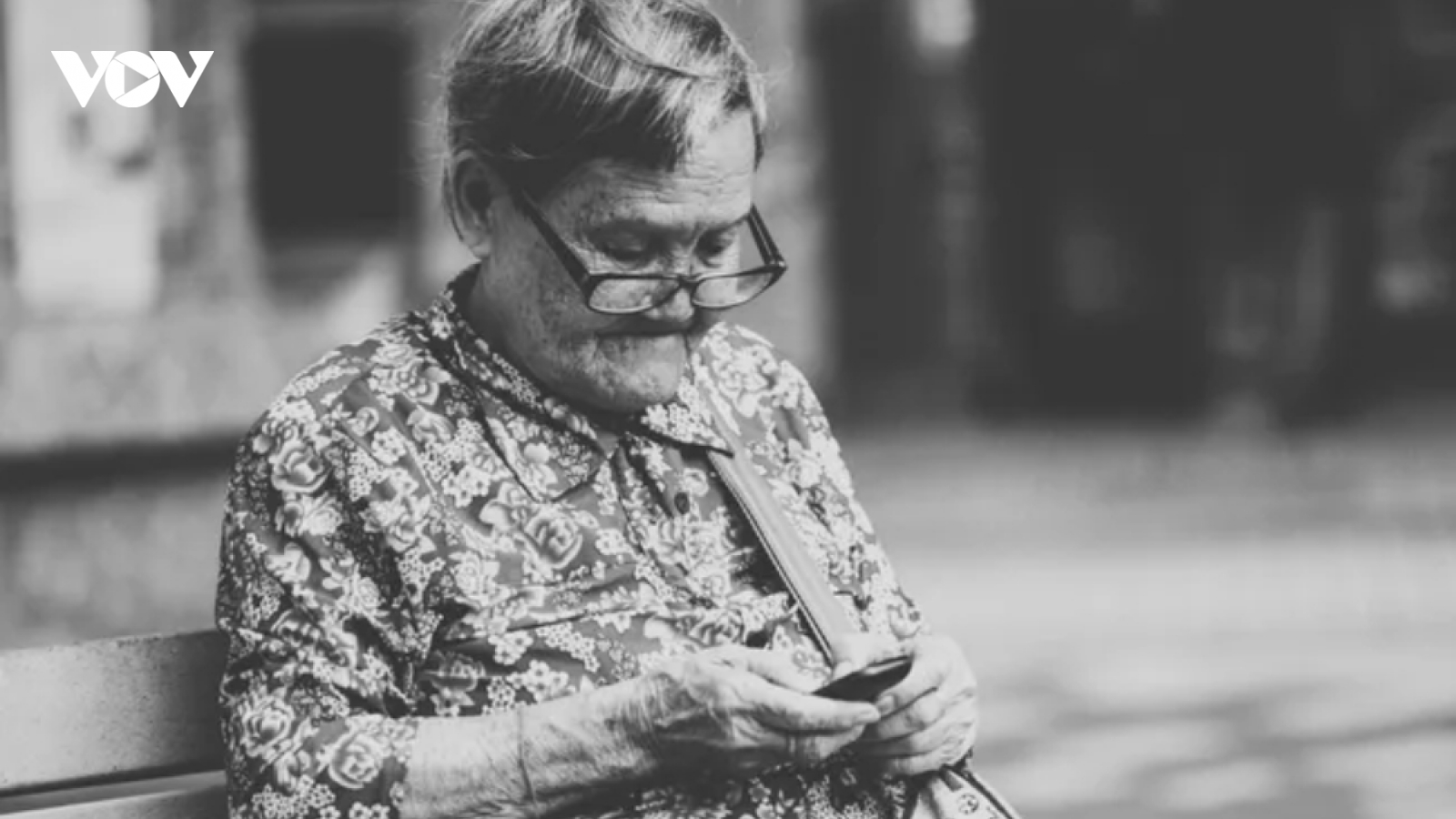 Thời gian rảnh rỗi nhiều, người về hưu dễ sa đà vào smartphone và mạng xã hội
