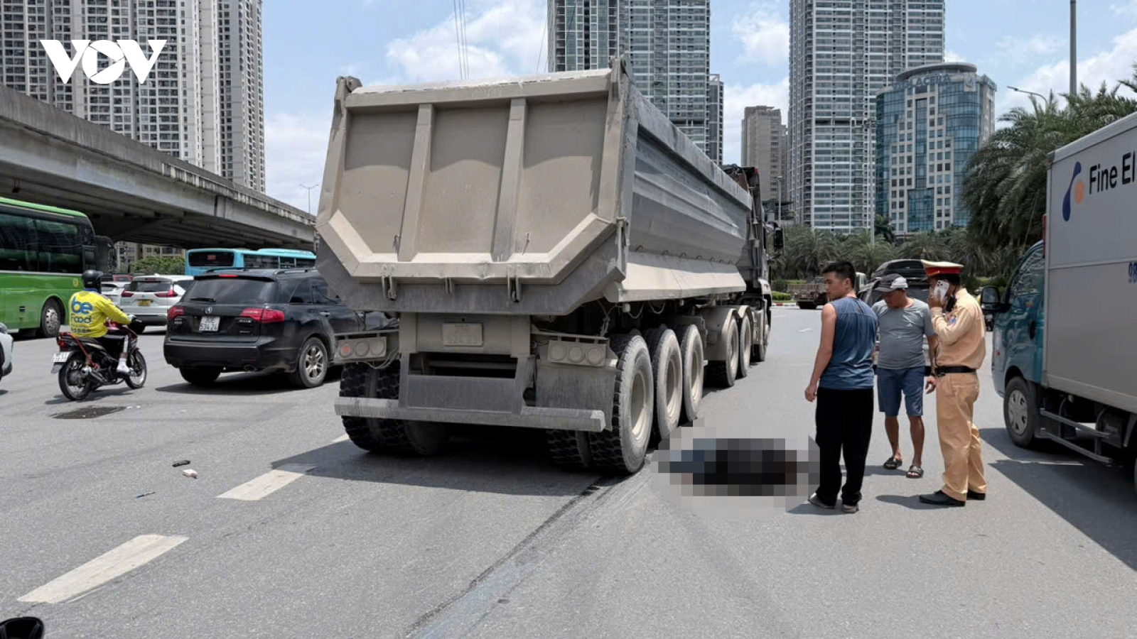 Xe ben va chạm xe máy tại ngã tư Phạm Hùng-Trần Duy Hưng, 1 người bị thương