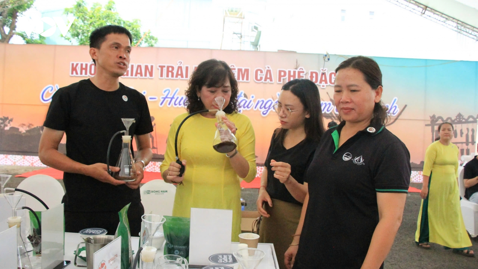 Nông sản OCOP Gia Lai hút khách tham quan