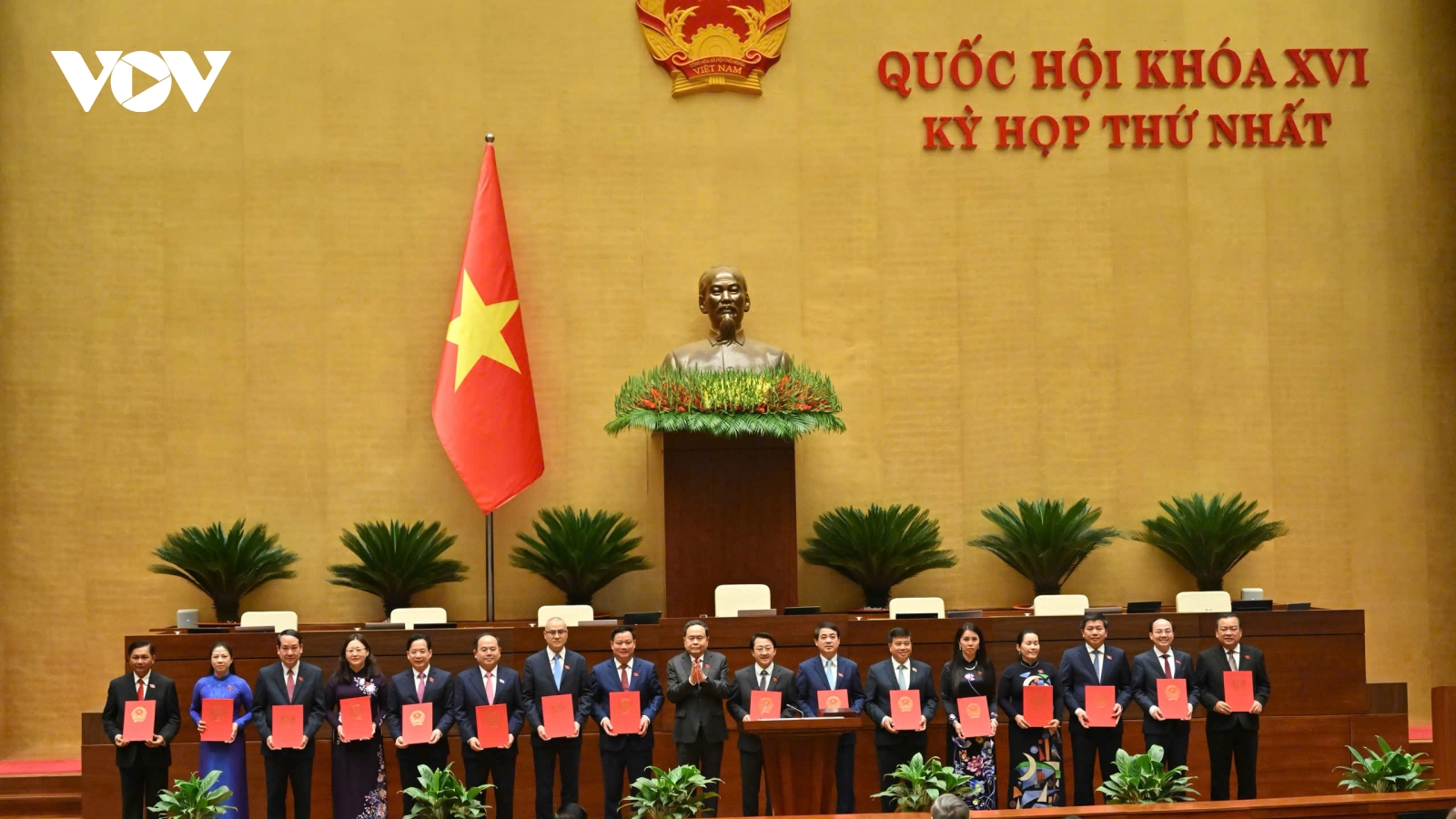 Trao Nghị quyết phê chuẩn kết quả bầu Trưởng đoàn ĐBQH tỉnh Sơn La khóa XVI