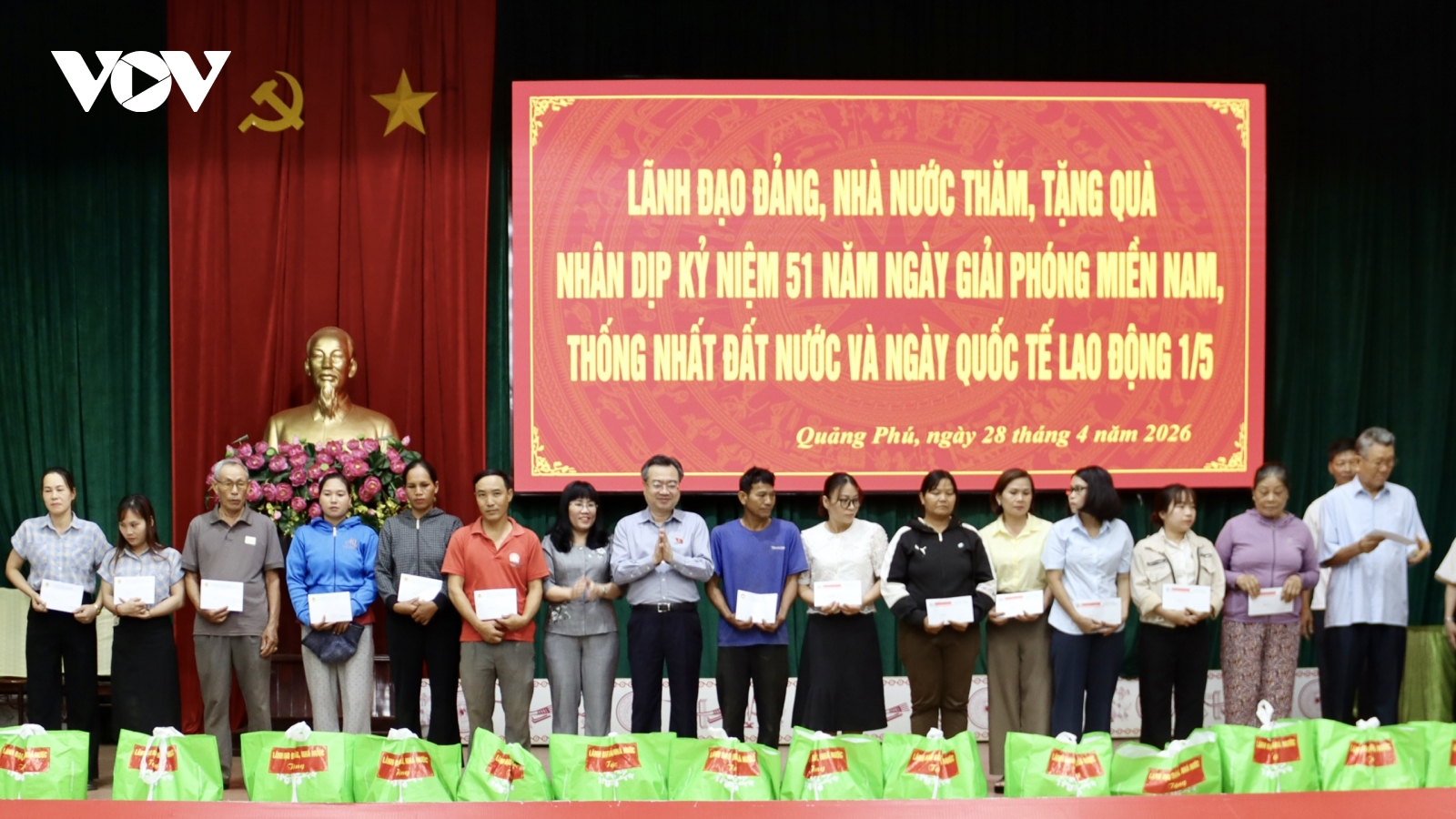 Ông Nguyễn Thanh Nghị trao quà tặng gia đình chính sách tại Đắk Lắk