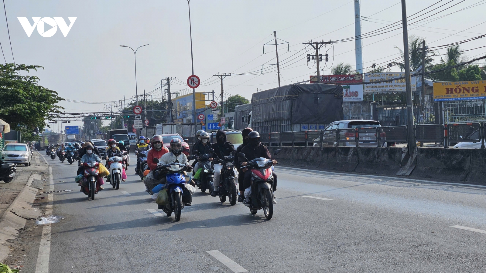 Cửa ngõ TP.HCM thông thoáng, bến phà tăng chuyến đón cao điểm lễ 30/4