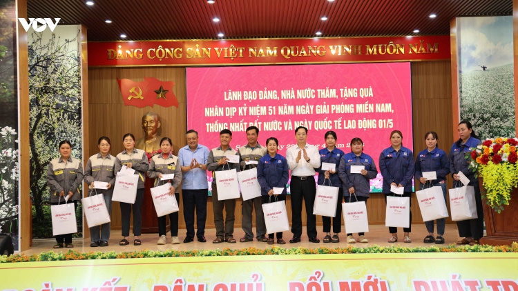 Chủ nhiệm Ủy ban Kiểm tra Trung ương Trần Sỹ Thanh thăm và tặng quà tại Sơn La