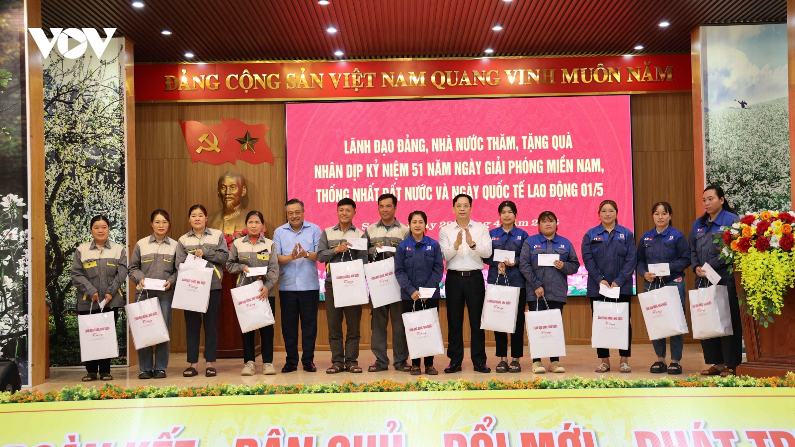 Chủ nhiệm Ủy ban Kiểm tra Trung ương Trần Sỹ Thanh thăm và tặng quà tại Sơn La
