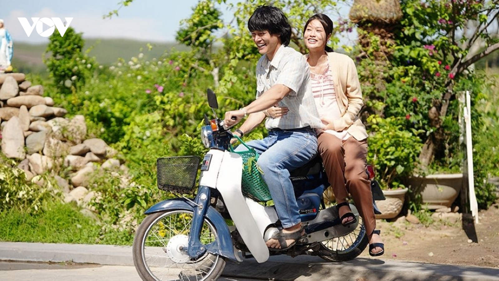 Chuyện tình chạm cảm xúc trên màn ảnh của Hoa hậu Thiên Ân và Khương Lê