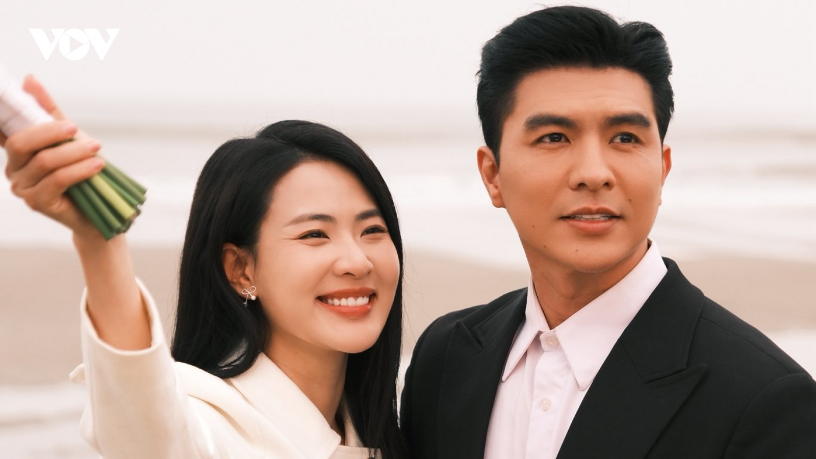 Steven Nguyễn "Không giới hạn" ôm đàn hát tặng Minh Trang bài "50 năm về sau"