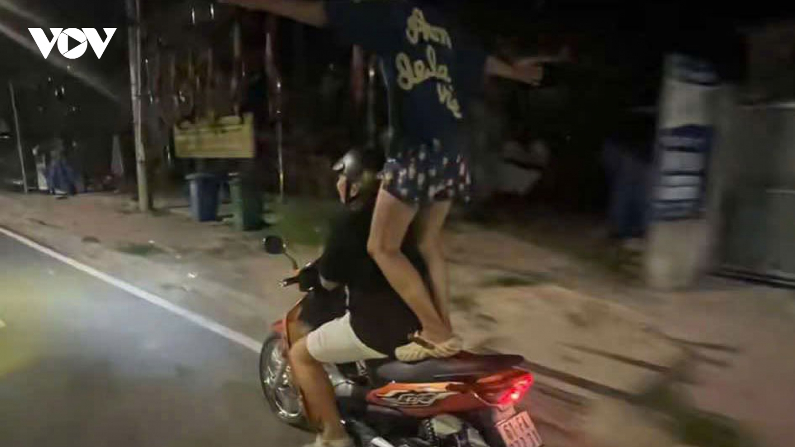 Xử phạt 2 nam sinh lớp 11 làm xiếc trên xe máy để quay tiktok ở TP.HCM