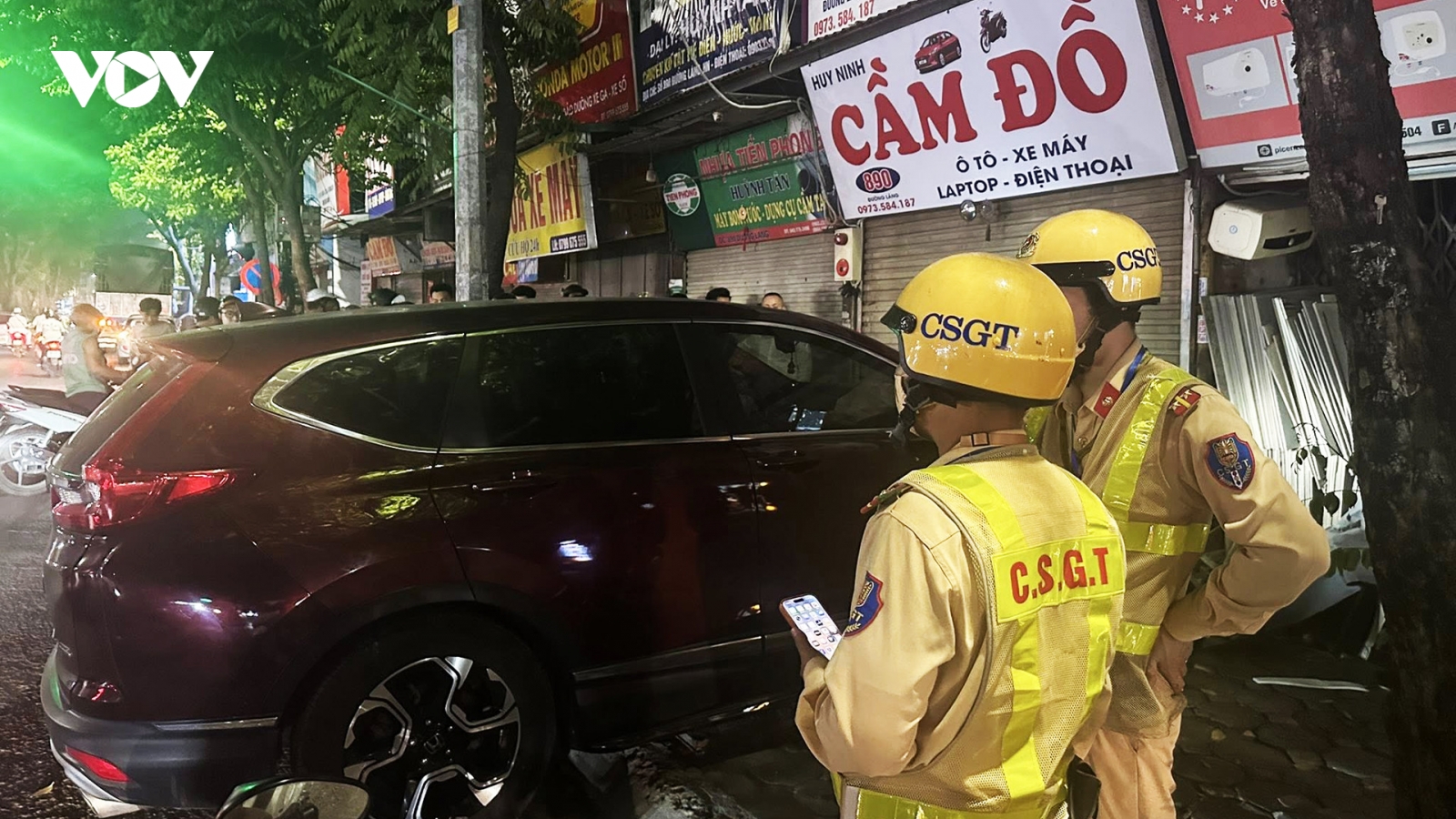 Tài xế vi phạm nồng độ cồn 'kịch khung', lái ô tô đâm vào hàng cầm đồ ở Hà Nội