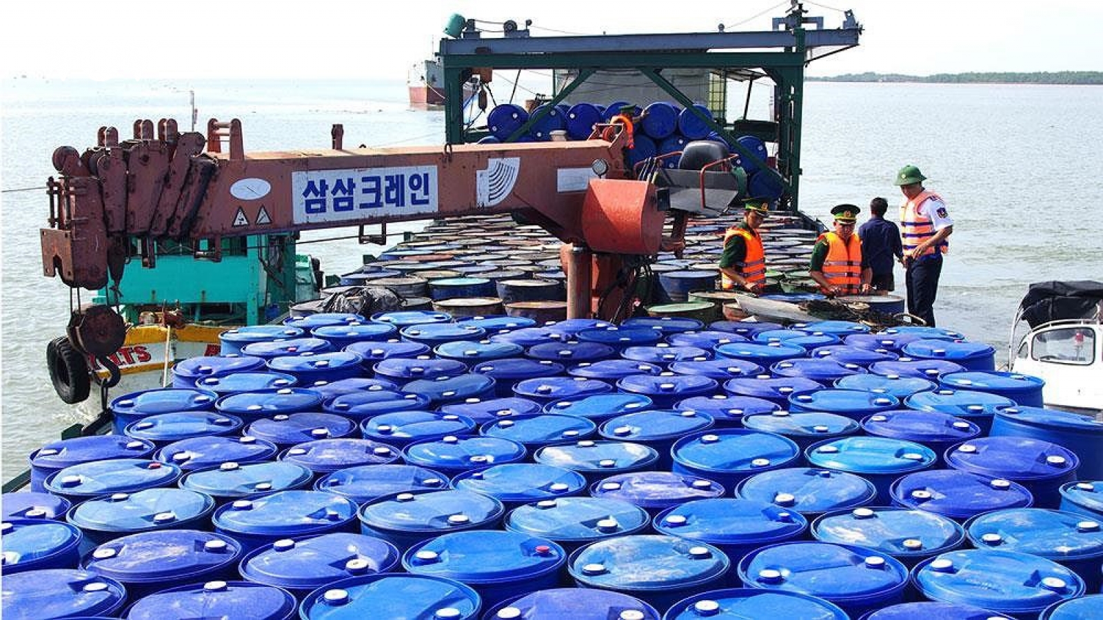 Siết chặt quản lý kinh doanh, vận chuyển xăng dầu khu vực biên giới