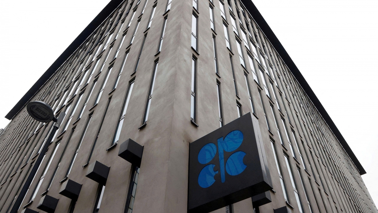 OPEC+ tiếp tục tăng hạn ngạch khai thác dầu