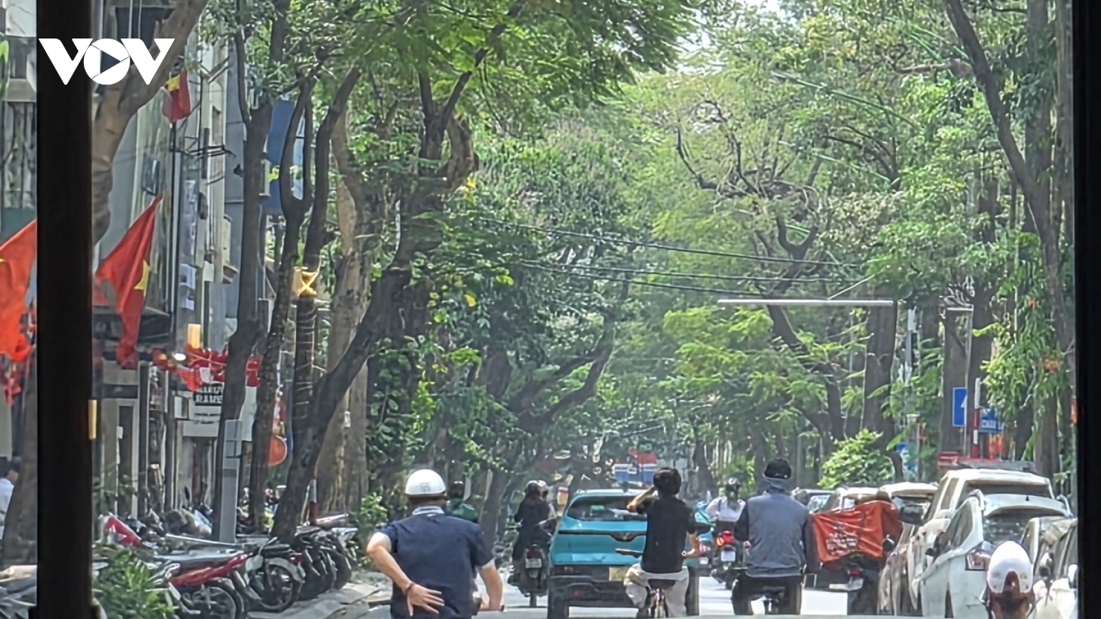 Hà Nội sáng đẹp vì thêm nhiều tuyến bus điện, tiếp tục xử lý rác thành điện