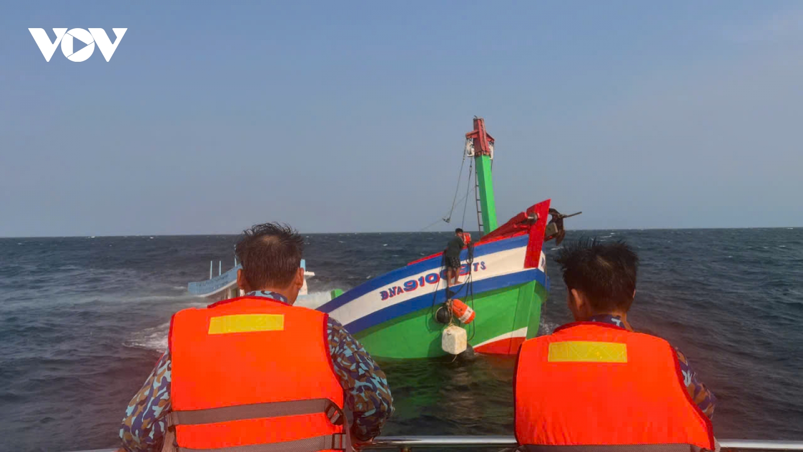 Cứu kịp thời 2 thuyền viên tàu cá bị chìm cách bờ 4 hải lý