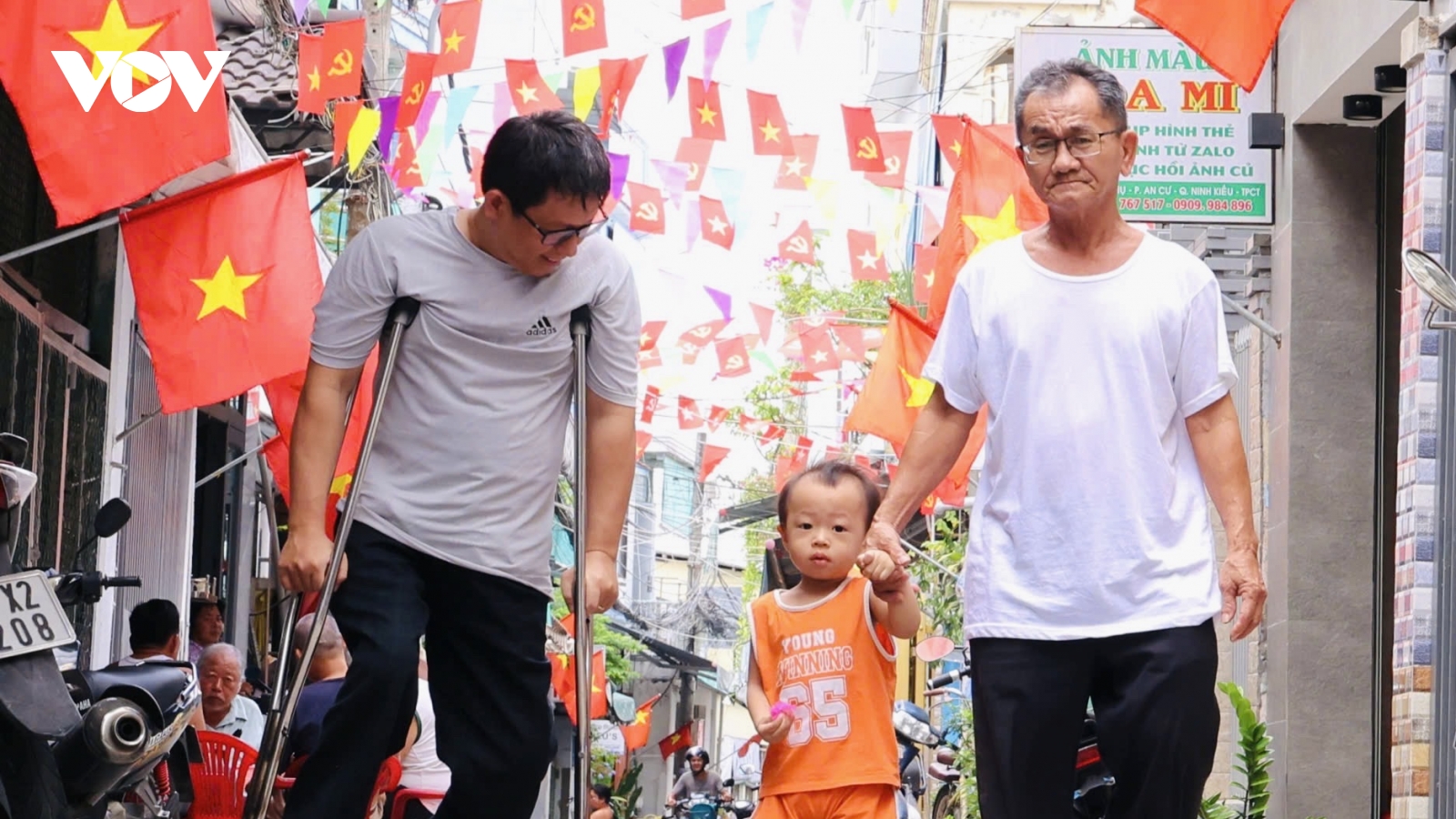 Cờ đỏ sao vàng phấp phới mọi nẻo đường Cần Thơ