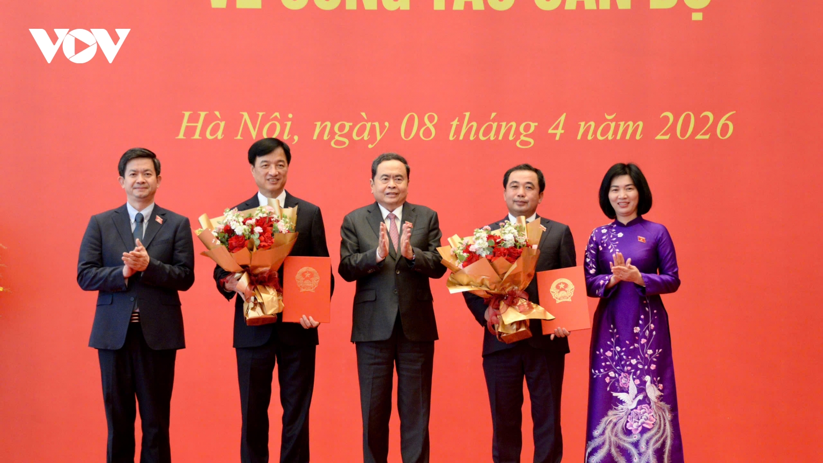 Chủ tịch Quốc hội trao Nghị quyết phê chuẩn Trưởng đoàn đại biểu Quốc hội