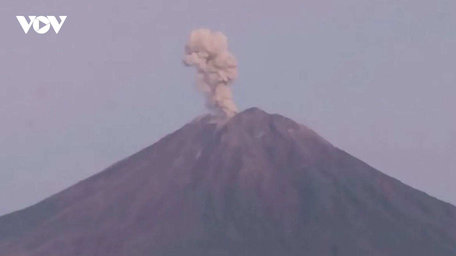 Núi lửa Semeru ở Indonesia phun trào liên tục, tro bụi cao tới 1.000m