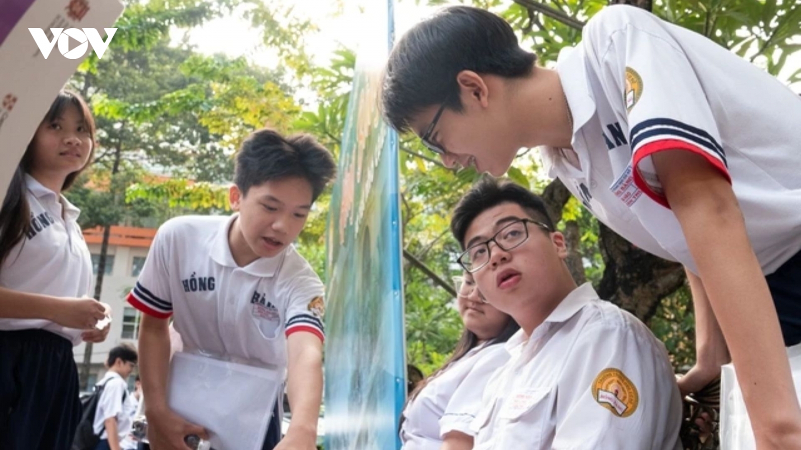Bối rối với "tiếng lóng", ngôn ngữ "nửa Anh nửa Việt" của học sinh ngày nay