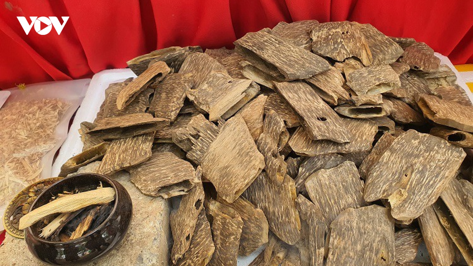 Loại gỗ vụn giá hàng chục triệu đồng/kg, khách vẫn tới tấp mua