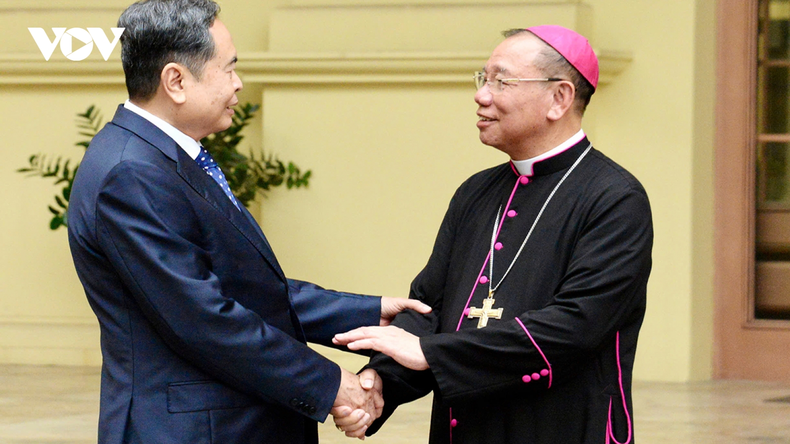 Top legislator extends Easter greetings to Catholic community in Hanoi