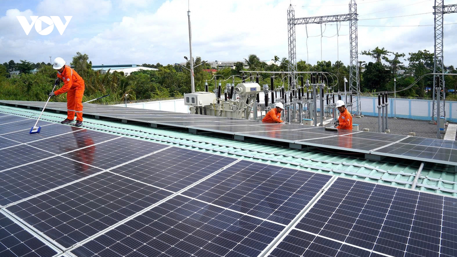 Nỗ lực tiết kiệm điện và làm điện mặt trời mái nhà để ứng phó nắng nóng