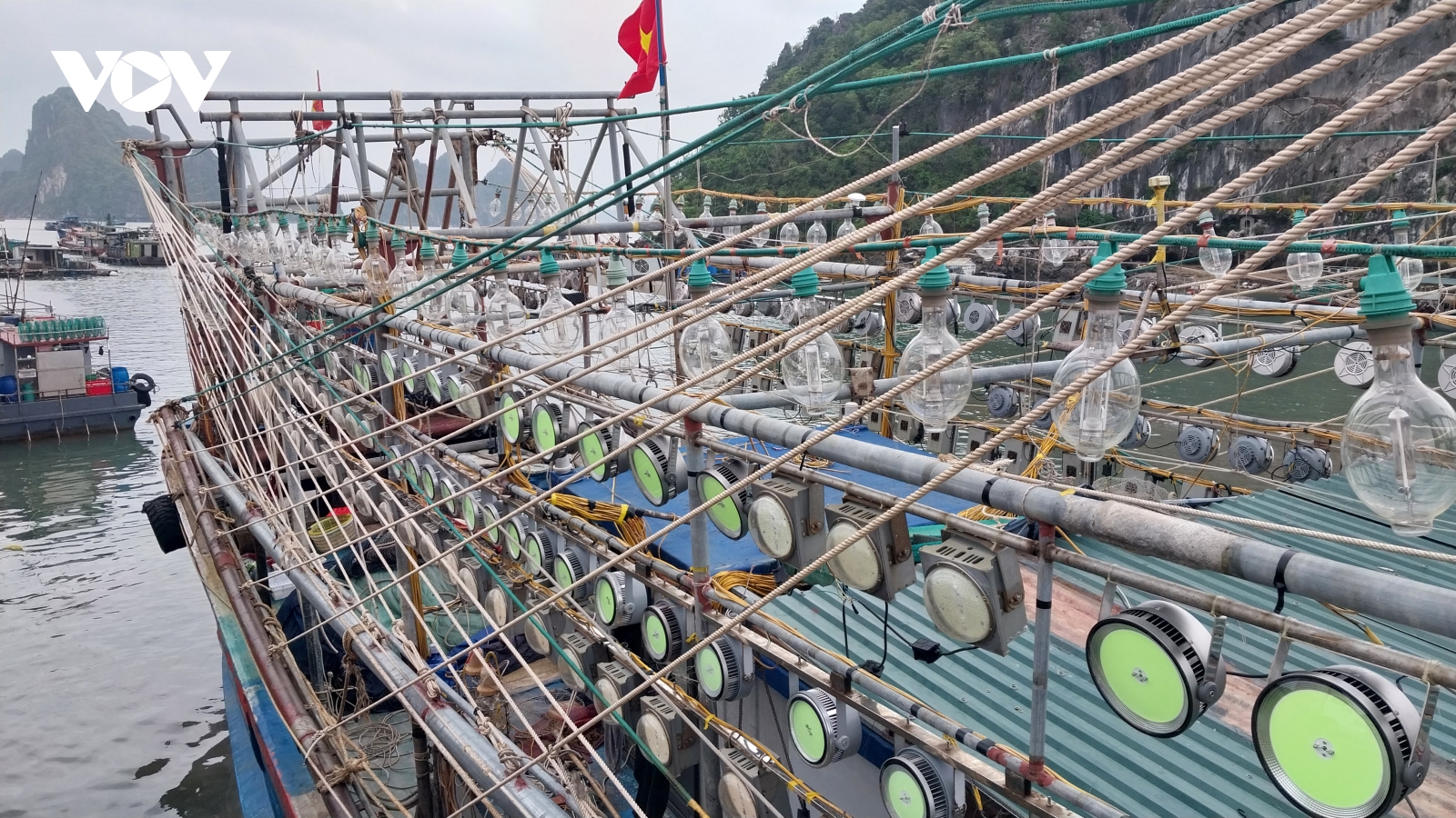 Giá xăng dầu biến động, ngư dân Quảng Ninh tìm cách ứng phó