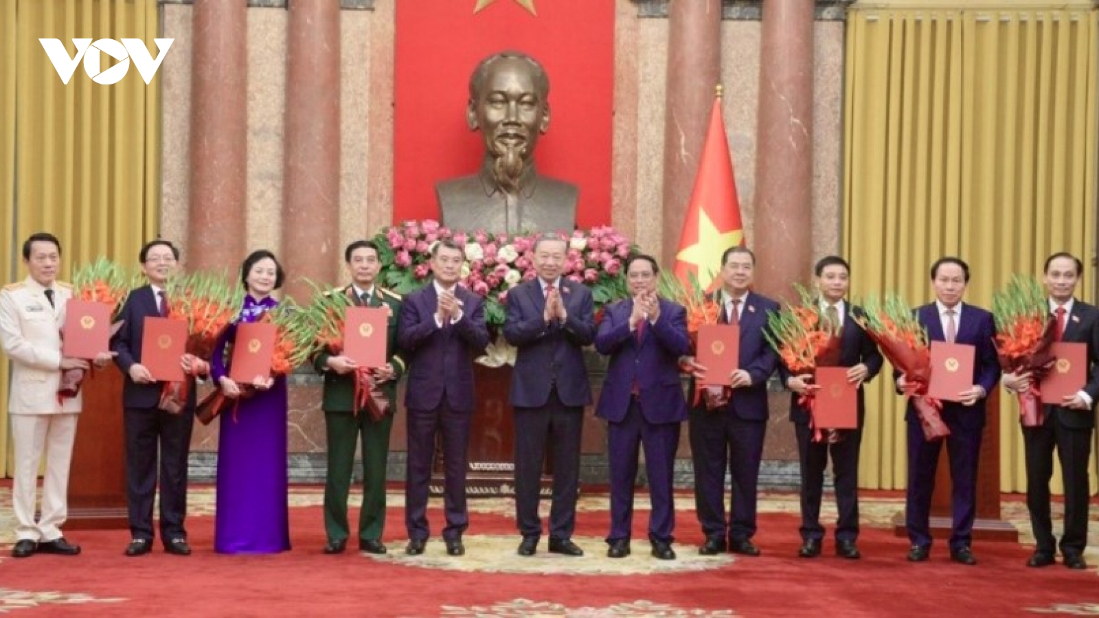 Top Vietnamese leader presents appointment decisions to Government members