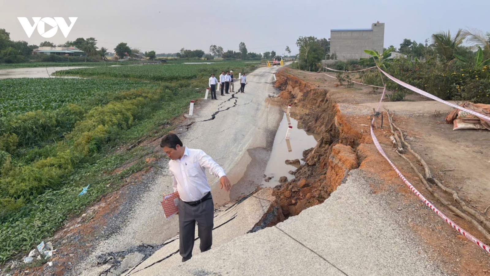 Sạt lở đê bao đang thi công ở Tây Ninh do nền đất yếu mùa khô