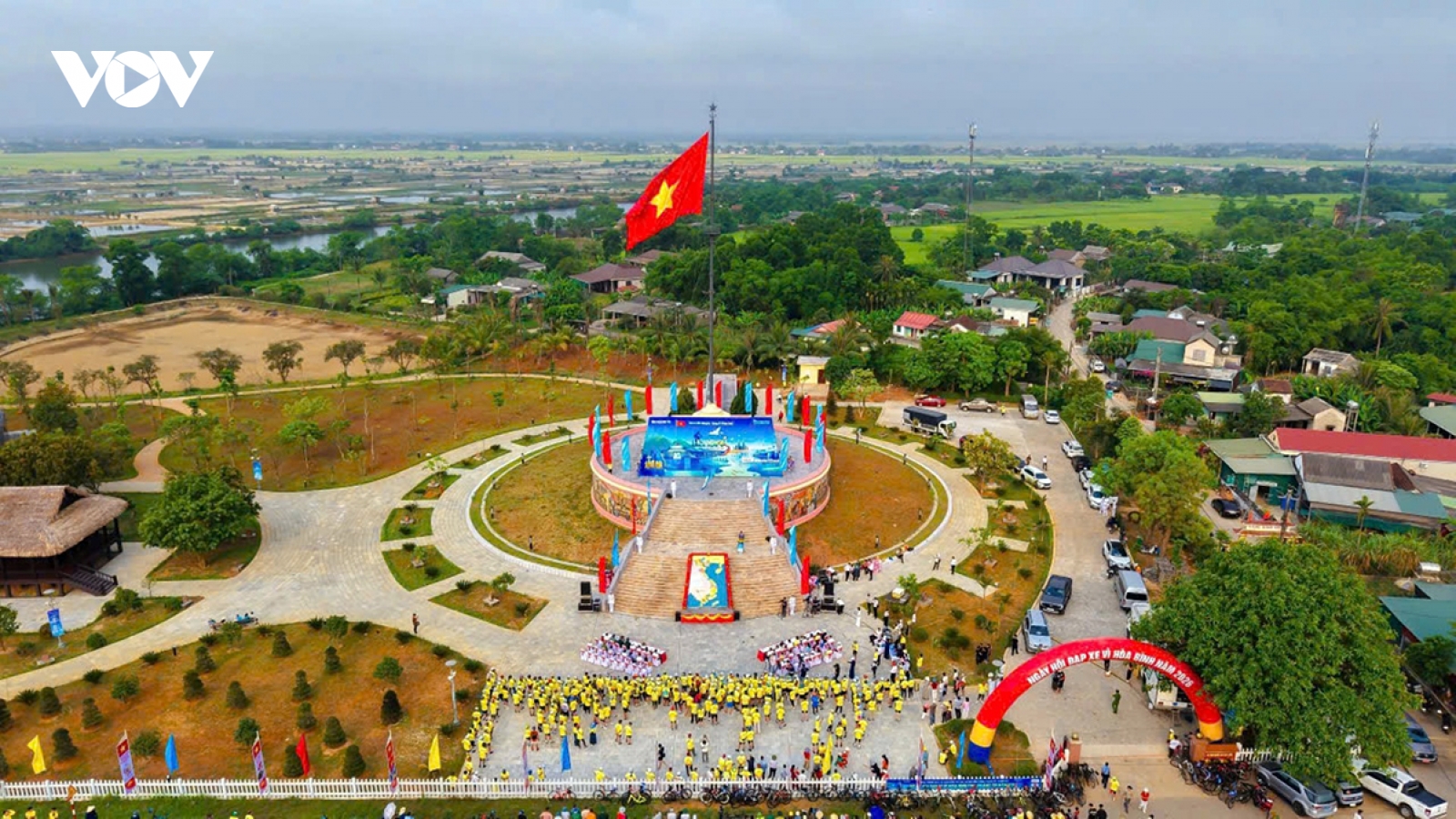 National flag-raising ceremony commemorates Vietnam’s reunification