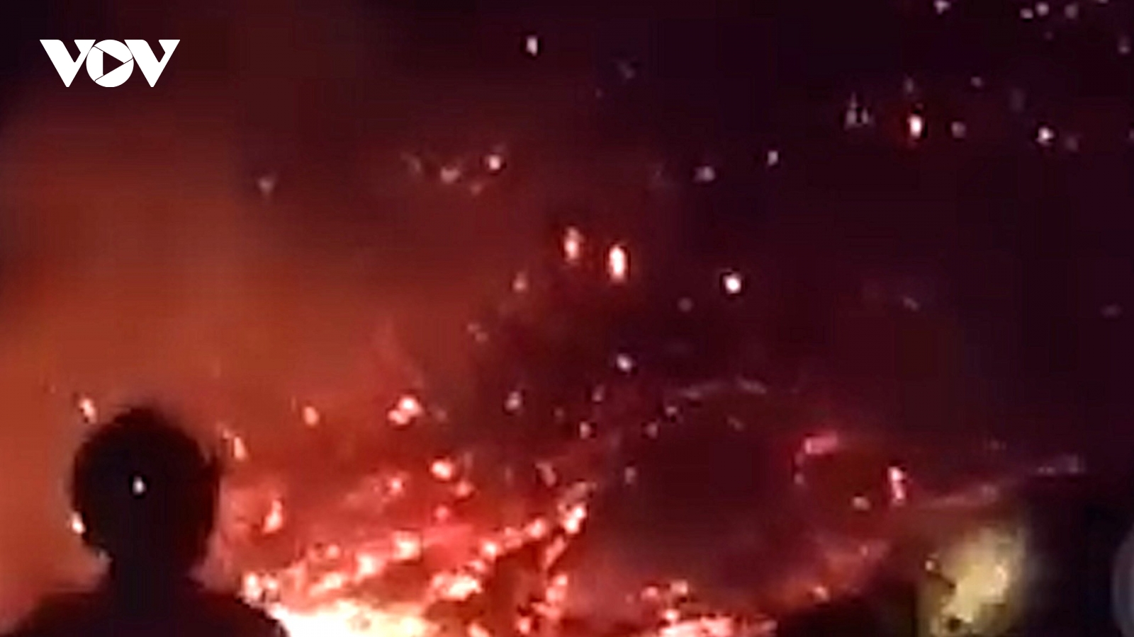 Hàng trăm người chữa cháy rừng trong đêm ở Nghệ An