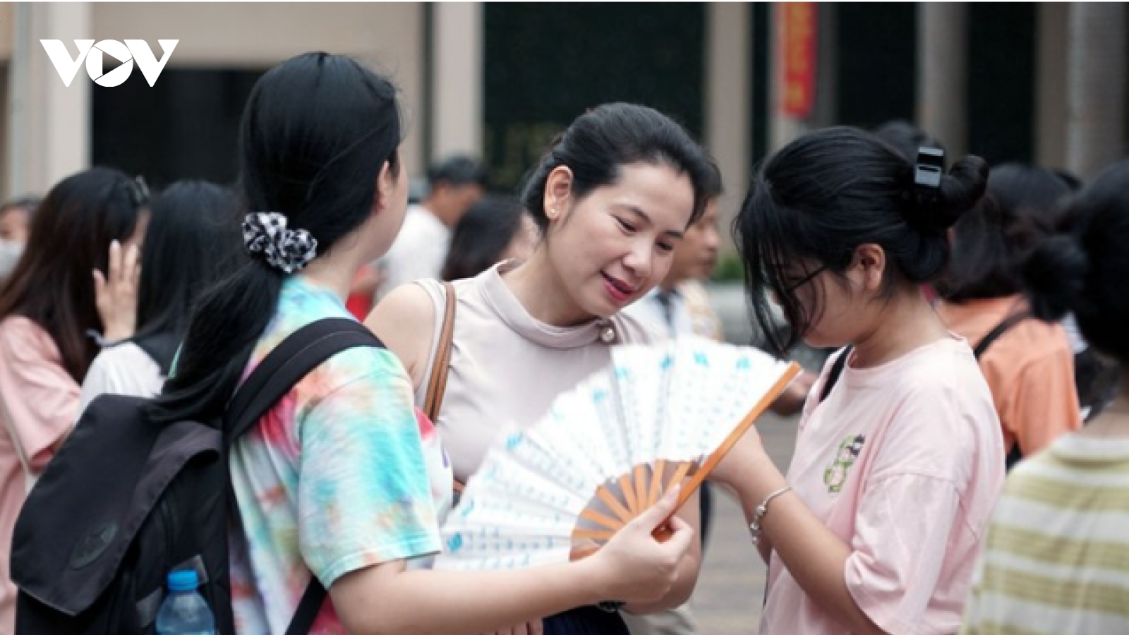 Tỷ lệ chọi "khủng" vào lớp 10: Hà Nội bao giờ hết căng thẳng?