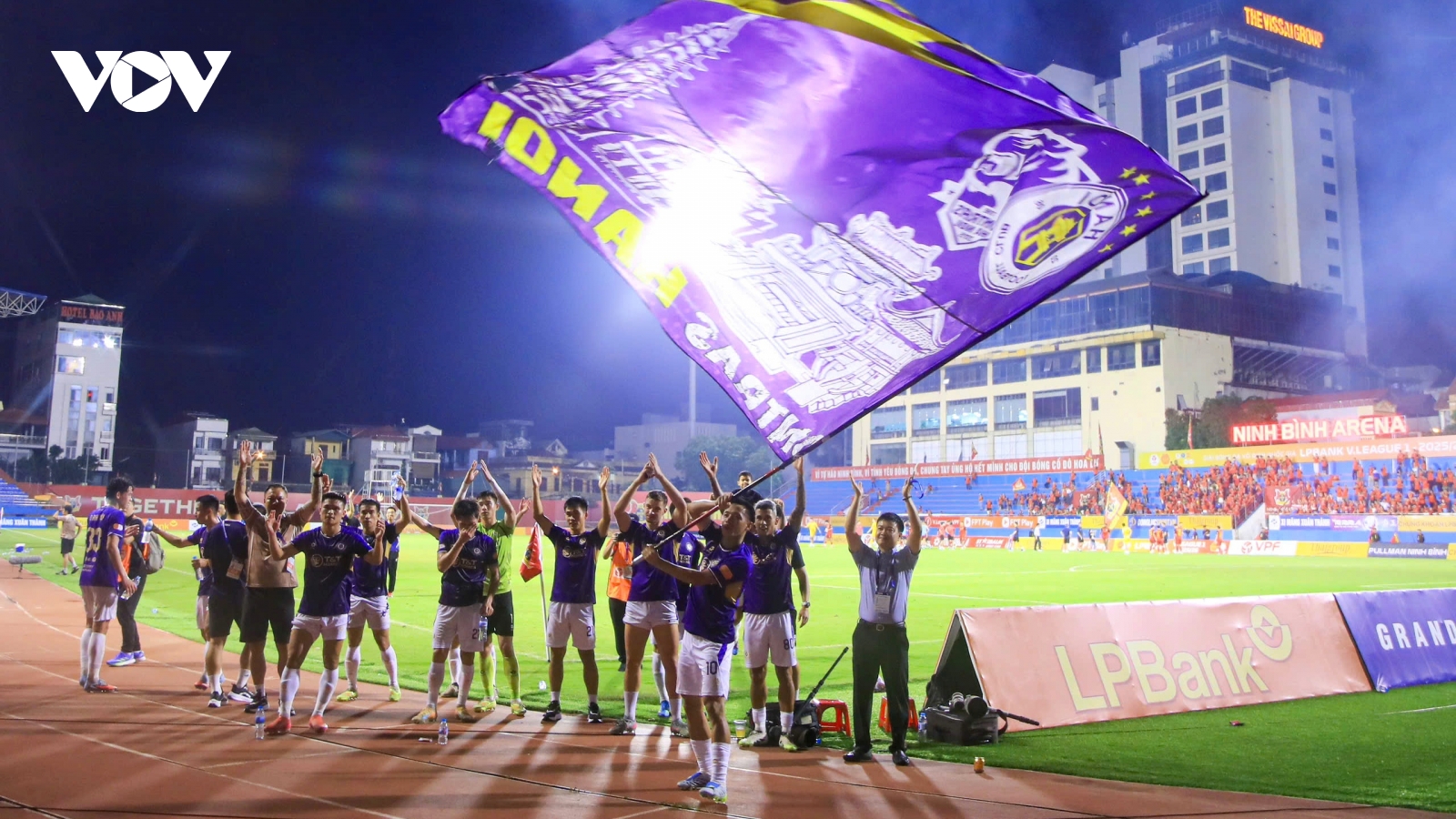 Văn Quyết và màn tri ân đặc biệt với CĐV sau trận Ninh Bình 2-3 Hà Nội FC