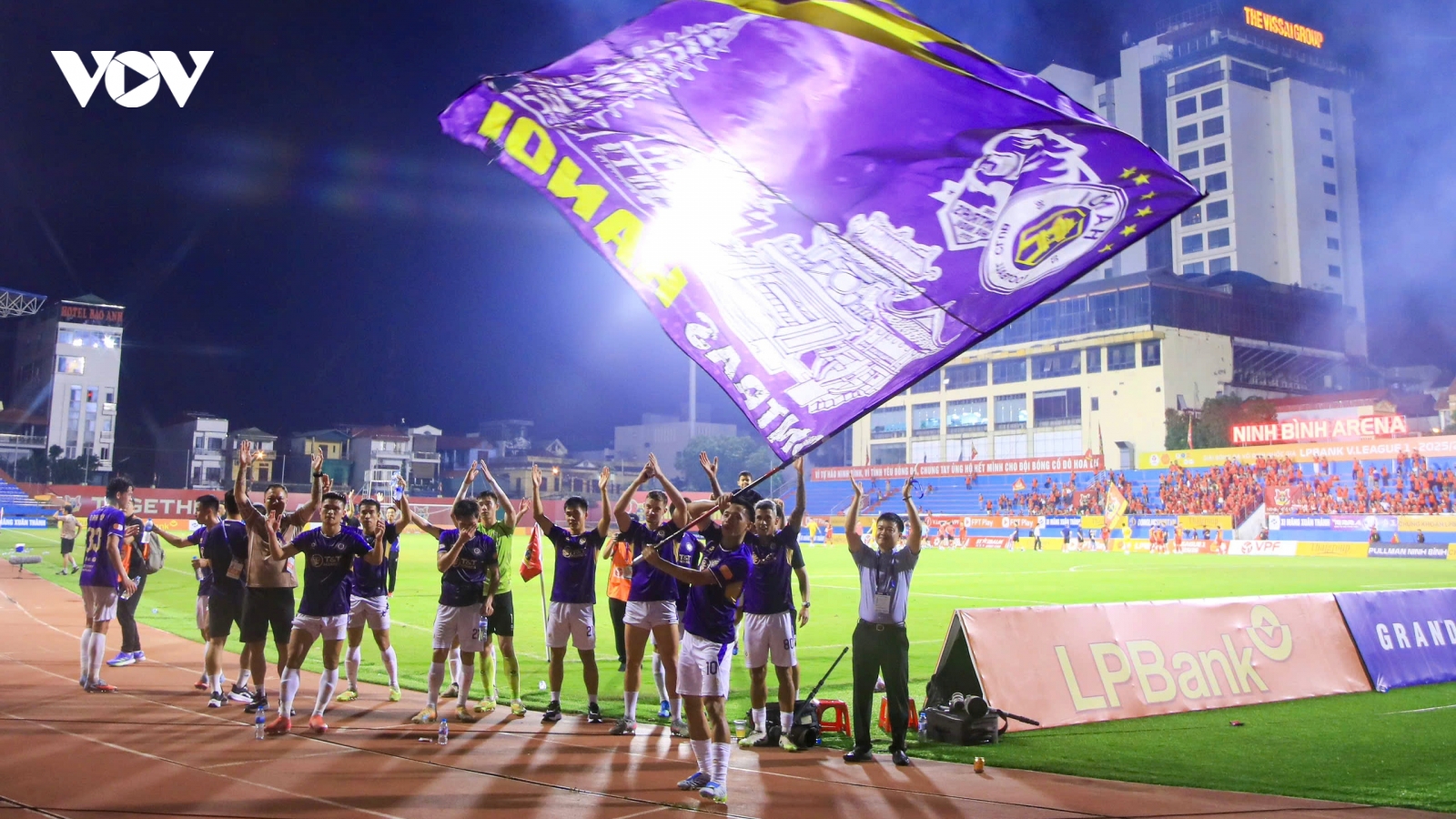Văn Quyết và màn tri ân đặc biệt với CĐV sau trận Ninh Bình 2-3 Hà Nội FC