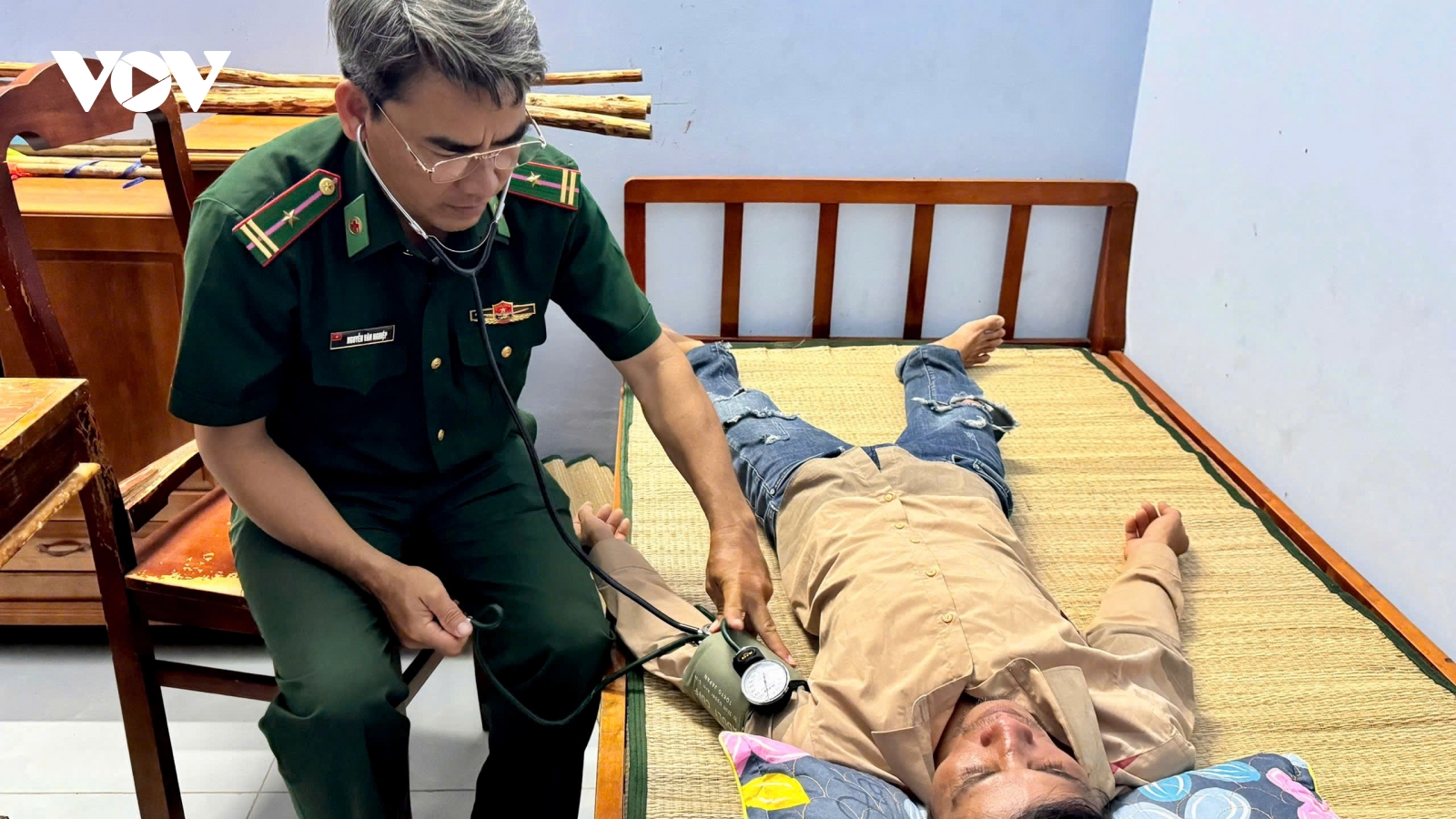 Cứu hộ 2 ngư dân trôi trên biển ở Cà Mau