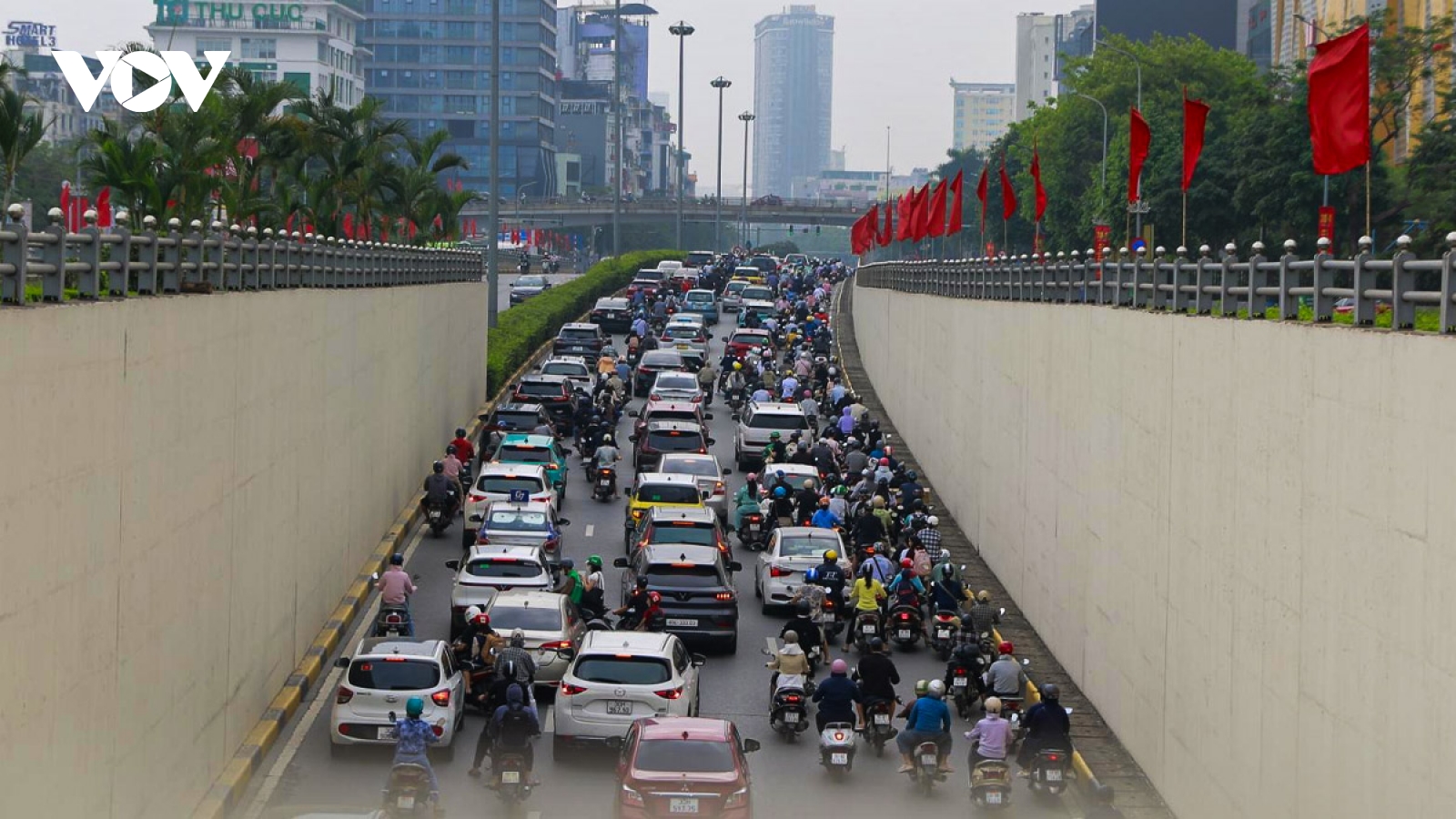 Đường phố Hà Nội “dễ thở” nhưng tái diễn leo vỉa hè sáng ngày đầu đi làm sau lễ