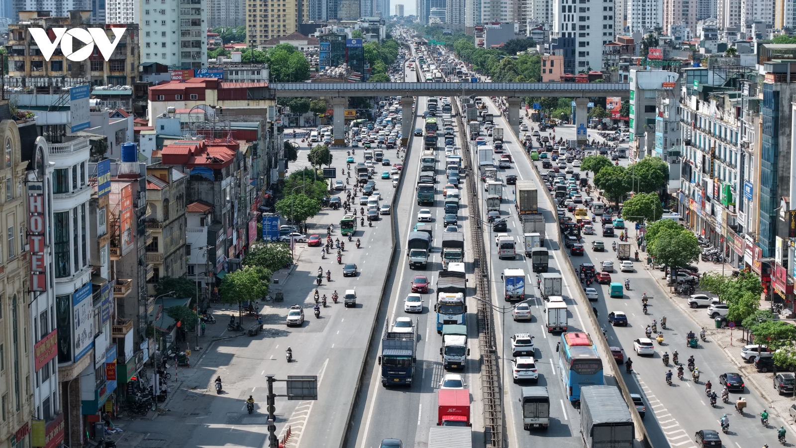 Dòng xe cộ nối đuôi nhau rời Thủ đô đi nghỉ lễ 30/4, áp lực giao thông tăng cao