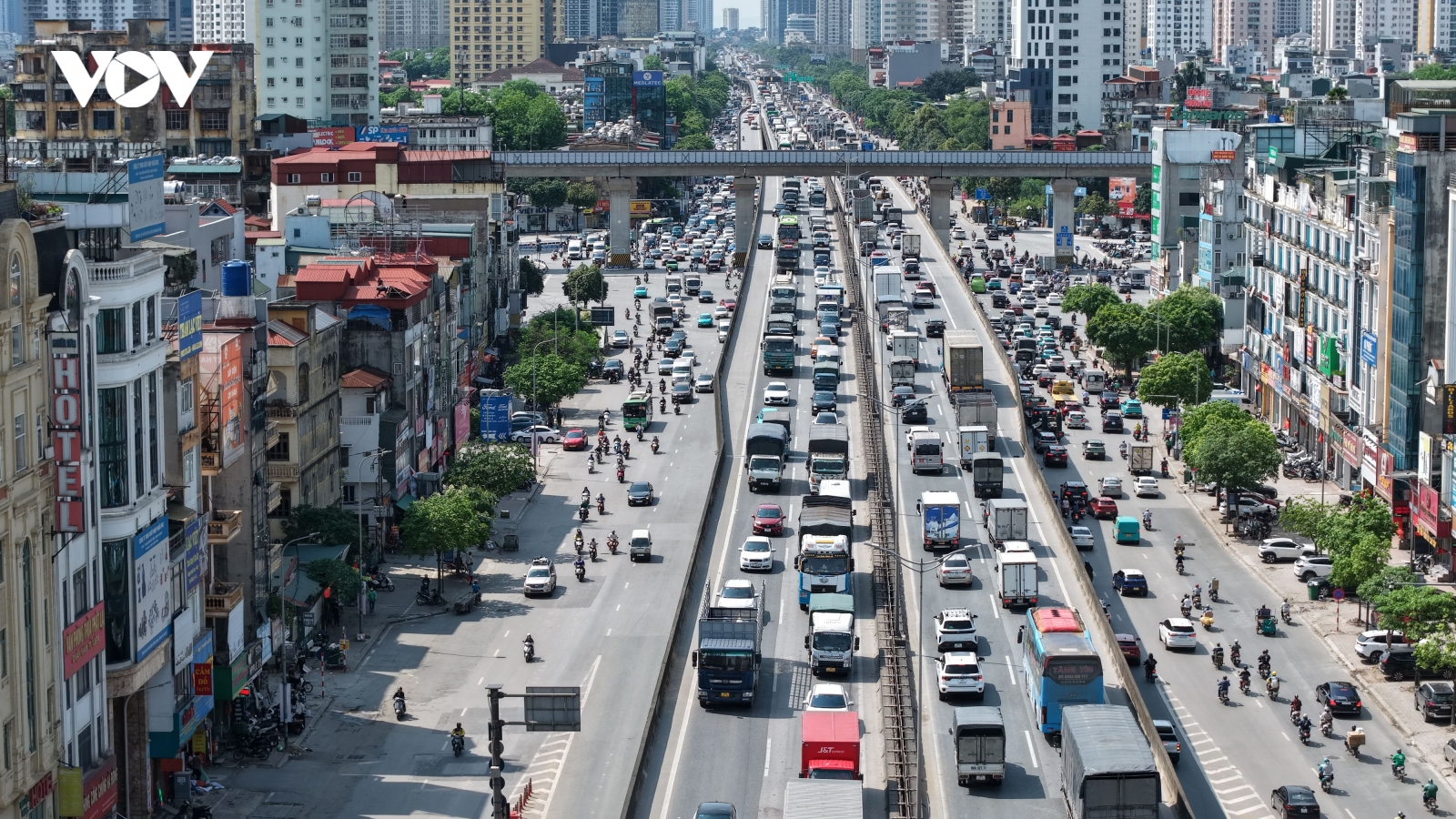 Dòng xe cộ nối đuôi nhau rời Thủ đô đi nghỉ lễ 30/4, áp lực giao thông tăng cao