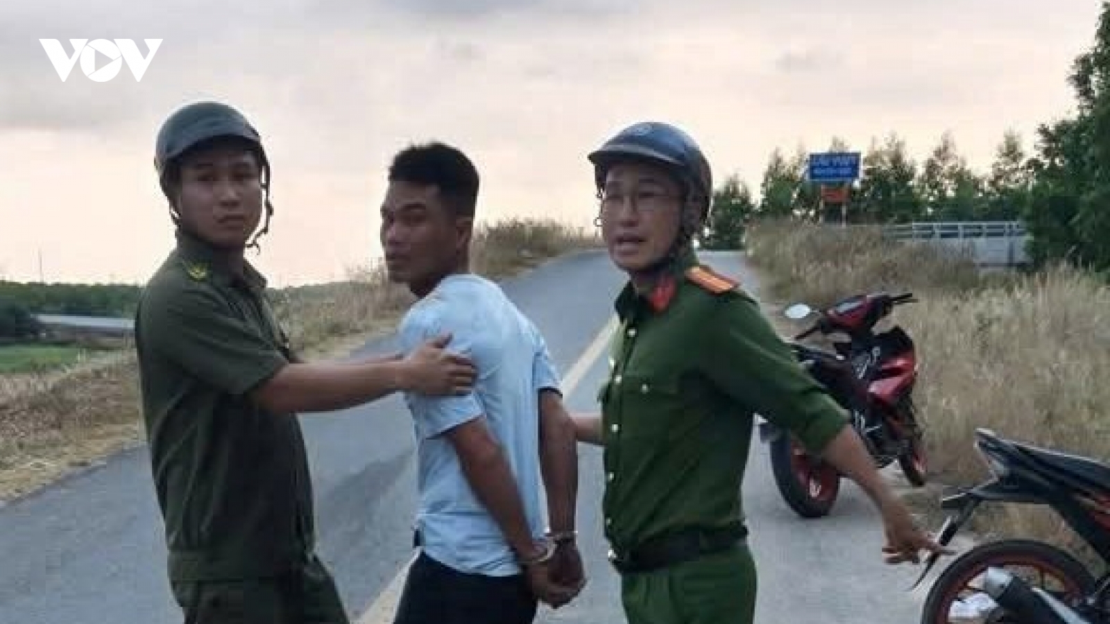 Bắt giữ nghi phạm sát hại vợ, ôm con bỏ trốn