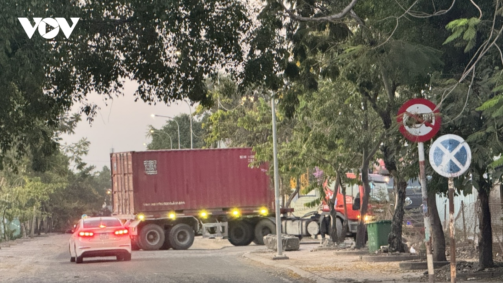 Sau phản ánh của VOV, bãi xe tải trong khu dân cư ở TP.HCM buộc ngưng hoạt động