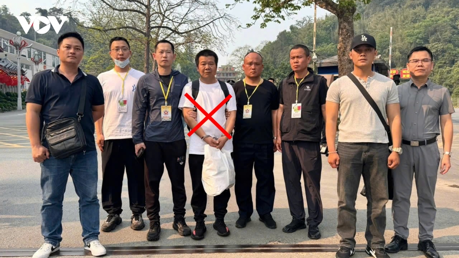 Chuyển giao đối tượng truy nã người Trung Quốc cho công an nước bạn