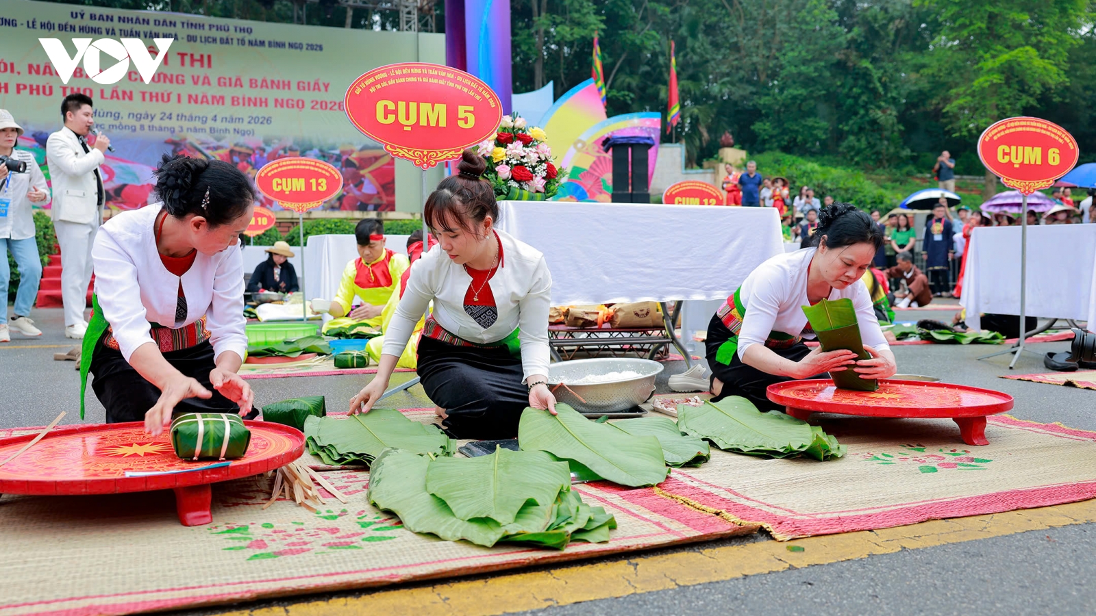 Sôi nổi hội thi gói bánh chưng, giã bánh giầy