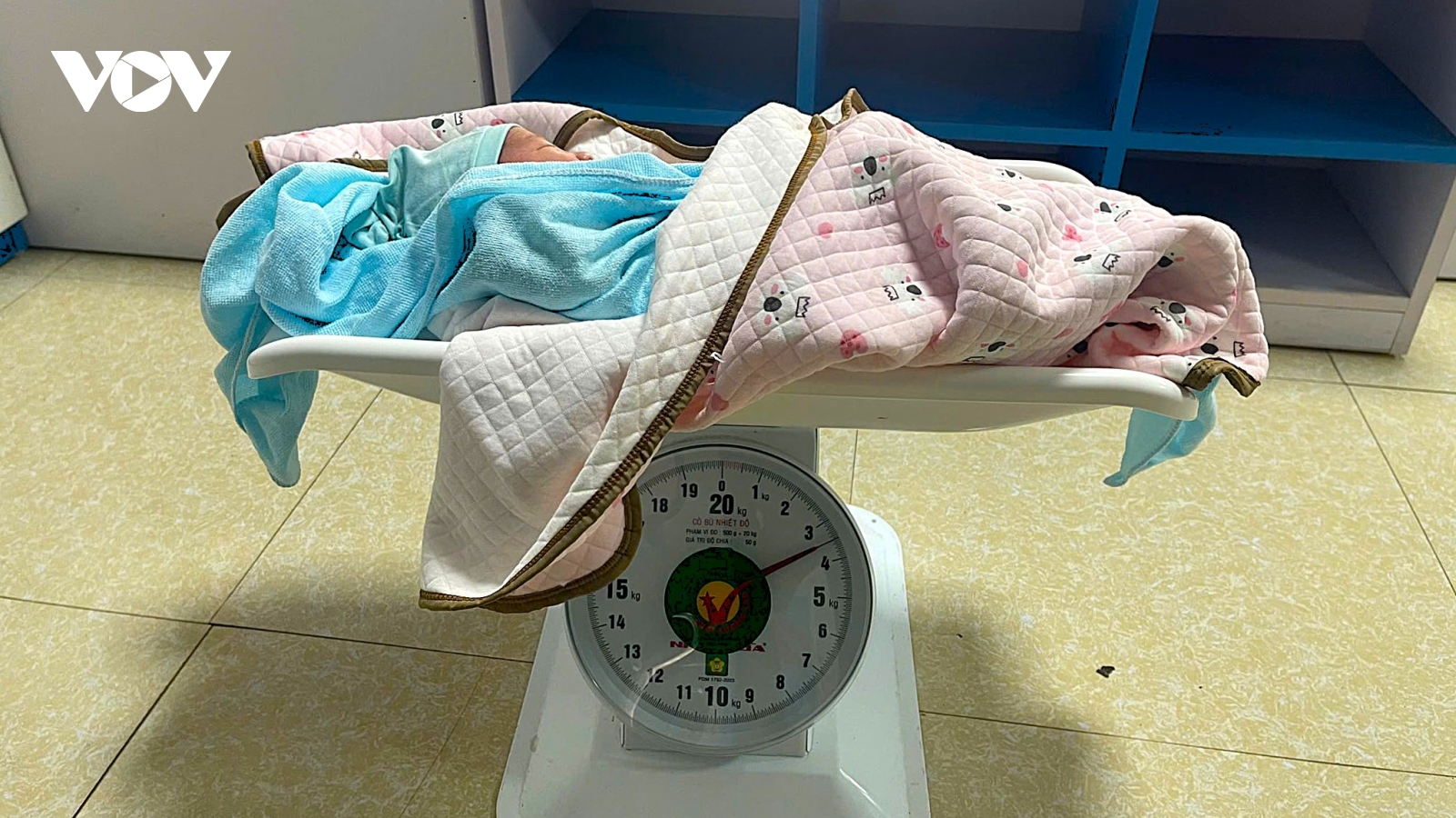 Bé trai sơ sinh bị bỏ rơi bên vệ đường ở Nghệ An