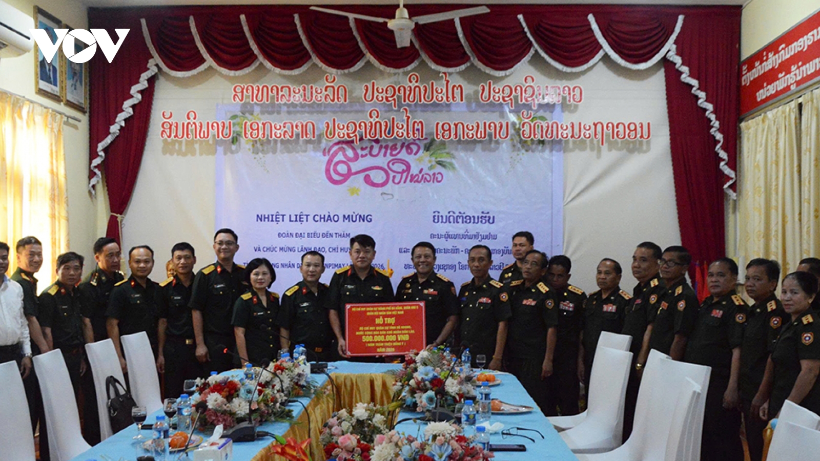 Bộ CHQS TP. Đà Nẵng hỗ trợ 1,5 tỷ đồng giúp Bộ CHQS tỉnh Sê Kông và Salavan (Lào)